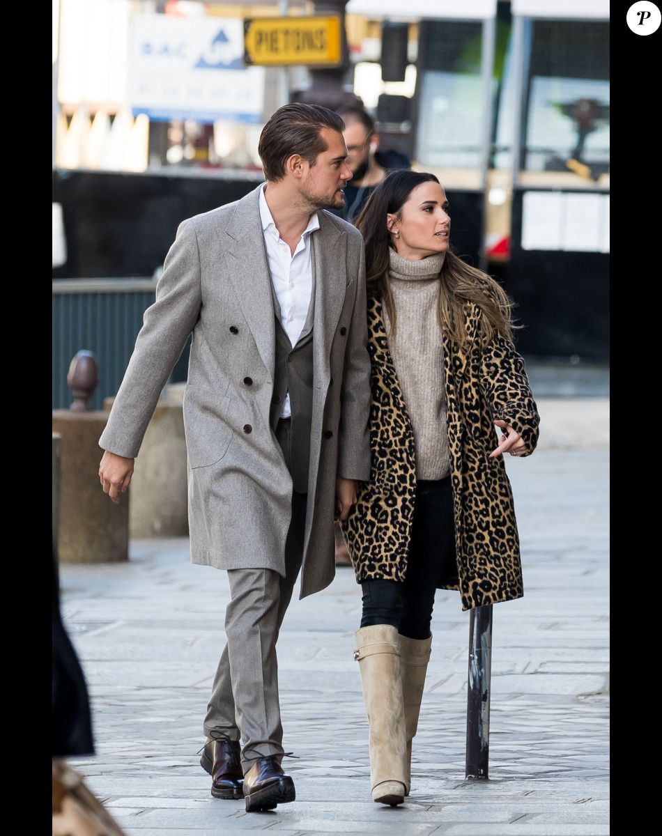 Exclusif - Capucine Anav et son compagnon Victor sont allés choisir leurs alliances pour leur futur mariage, à la bijouterie Galeries Lafayette - Royal Quartz Paris rue Royal à Paris, France, le 7 février 2022.