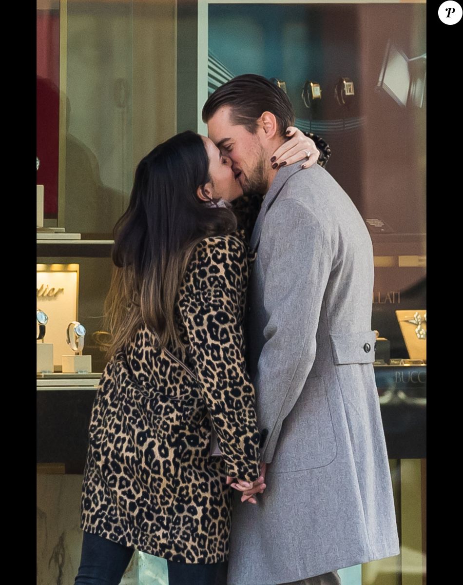 Exclusif - Capucine Anav et son compagnon Victor sont allés choisir leurs alliances pour leur futur mariage, à la bijouterie Galeries Lafayette - Royal Quartz Paris rue Royal à Paris, France, le 7 février 2022.