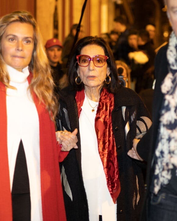 Nana Mouskouri après la performance de Monica Bellucci au théâtre du Châtelet à Paris dans Maria Callas. Lettres et Memoires' le 15 novembre 2022