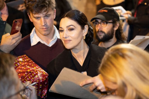 L'actrice italienne Monica Bellucci signant des autographes après sa performance au théâtre du Châtelet à Paris dans Maria Callas. Lettres et Memoires'. Ses parents Pasquale Bellucci et Brunella Briganti sont venus assister à son spectacle.