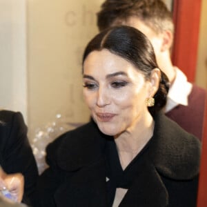 L'actrice italienne Monica Bellucci signant des autographes après sa performance au théâtre du Châtelet à Paris dans Maria Callas. Lettres et Memoires' le 15 novembre 2022