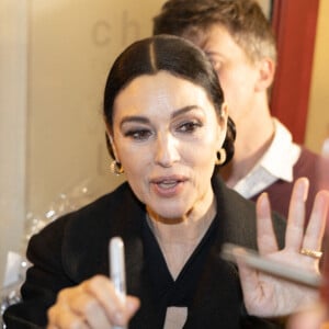 L'actrice italienne Monica Bellucci signant des autographes après sa performance au théâtre du Châtelet à Paris dans Maria Callas. Lettres et Memoires' le 15 novembre 2022