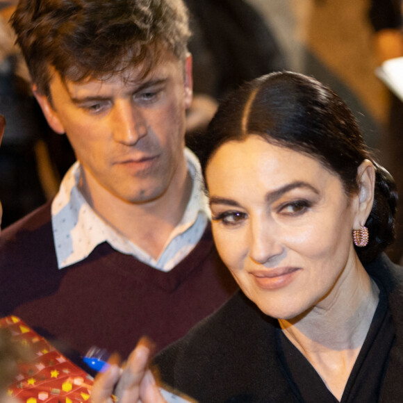 L'actrice italienne Monica Bellucci signant des autographes après sa performance au théâtre du Châtelet à Paris dans Maria Callas. Lettres et Memoires' le 15 novembre 2022