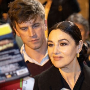 L'actrice italienne Monica Bellucci signant des autographes après sa performance au théâtre du Châtelet à Paris dans Maria Callas. Lettres et Memoires' le 15 novembre 2022