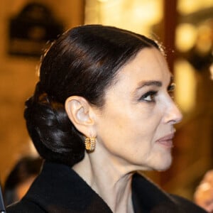 L'actrice italienne Monica Bellucci signant des autographes après sa performance au théâtre du Châtelet à Paris dans Maria Callas. Lettres et Memoires' le 15 novembre 2022