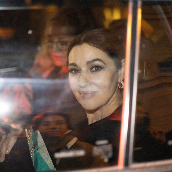 L'actrice italienne Monica Bellucci signant des autographes après sa performance au théâtre du Châtelet à Paris dans Maria Callas. Lettres et Memoires' le 15 novembre 2022