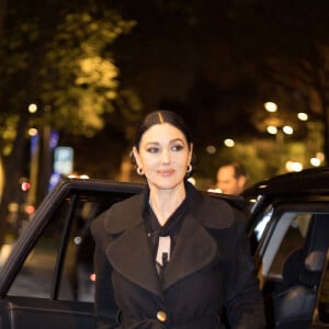 L'actrice italienne Monica Bellucci signant des autographes après sa performance au théâtre du Châtelet à Paris dans Maria Callas. Lettres et Memoires' le 15 novembre 2022