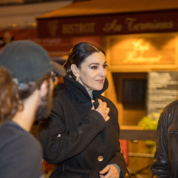 L'actrice italienne Monica Bellucci signant des autographes après sa performance au théâtre du Châtelet à Paris dans Maria Callas. Lettres et Memoires' le 15 novembre 2022