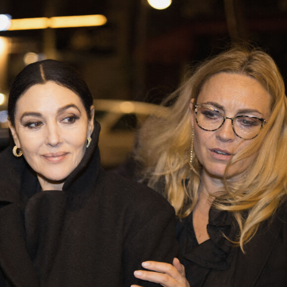 L'actrice italienne Monica Bellucci signant des autographes après sa performance au théâtre du Châtelet à Paris dans Maria Callas. Lettres et Memoires' le 15 novembre 2022
