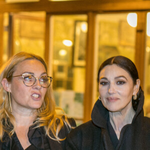 L'actrice italienne Monica Bellucci signant des autographes après sa performance au théâtre du Châtelet à Paris dans Maria Callas. Lettres et Memoires' le 15 novembre 2022