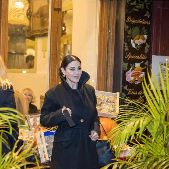 L'actrice italienne Monica Bellucci signant des autographes après sa performance au théâtre du Châtelet à Paris dans Maria Callas. Lettres et Memoires' le 15 novembre 2022