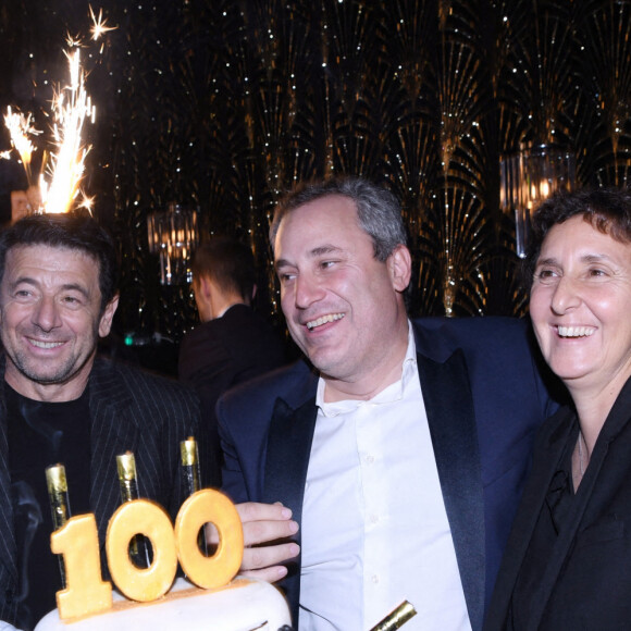 Exclusif - Les trois associés du restaurant "Le Boeuf sur le Toit", Patrick Bruel, Benjamin Patou (PDG de Moma Group), Valérie Boukhobza - Soirée du 100ème anniversaire du restaurant "Le Boeuf sur le Toit" à Paris le 15 novembre 2022. Lieu mythique du jazz à la vaste salle Art déco élégante, pour une cuisine française revisitée et de saison. © Rachid Bellak/Bestimage 