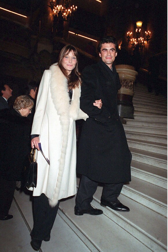 Carla Bruni et Raphaël Enthoven à Paris en 2002 pour la projection de La Grande Vadrouille