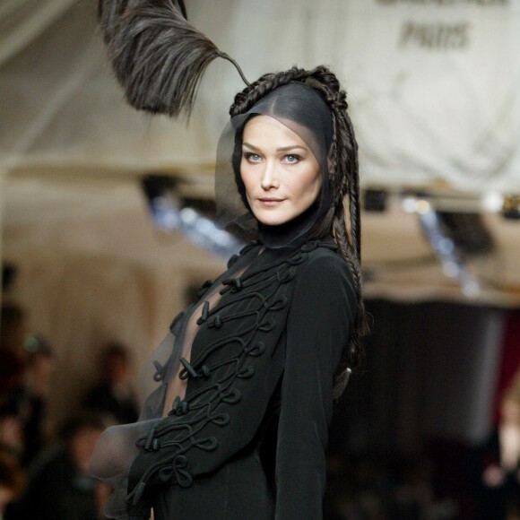 Carla Bruni défilant pour Jean Paul Gaultier en 2002