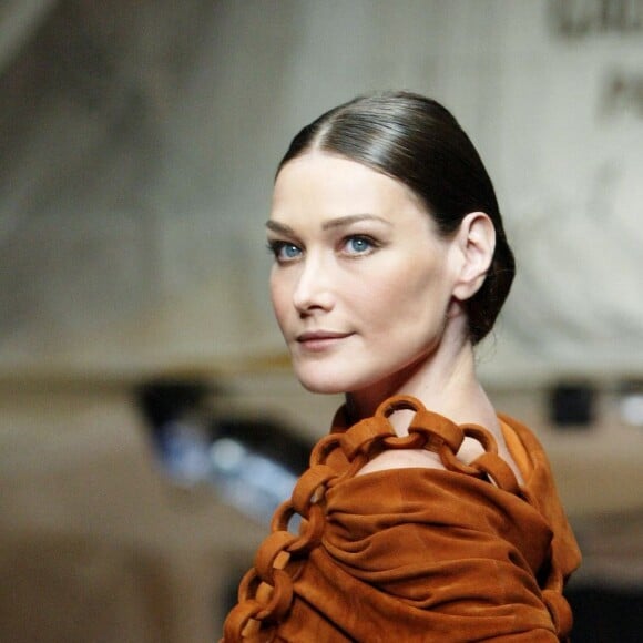 Carla Bruni défilant pour Jean Paul Gaultier en 2002