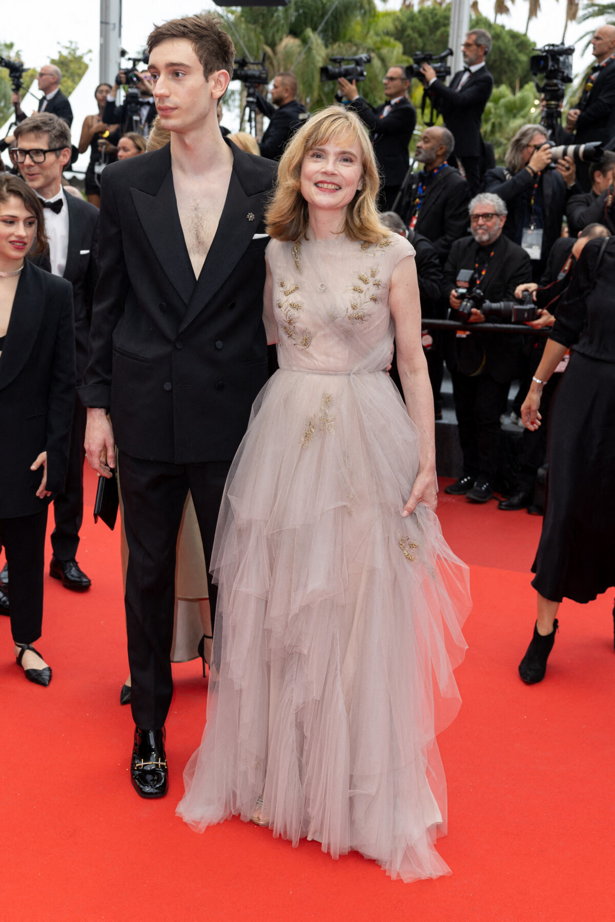 Photo : Théodore Pellerin et Isabelle Carré - Montée des marches du film 