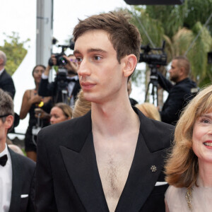 Théodore Pellerin et Isabelle Carré - Montée des marches du film " Les Amandiers " lors du 75ème Festival International du Film de Cannes. Le 22 mai 2022 © Olivier Borde / Bestimage 