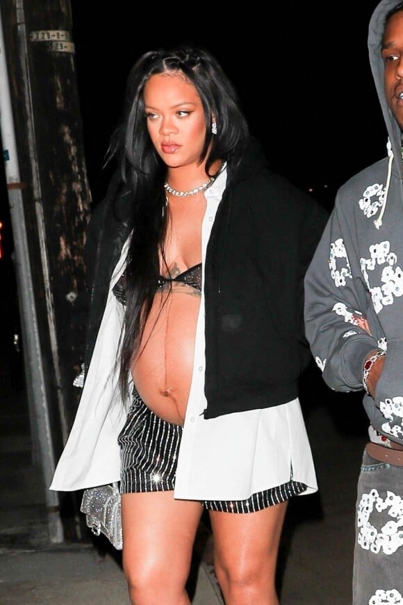 Rihanna enceinte et son compagnon ASAP Rocky arrivent au restaurant Giorgio Baldi pour un dîner de baby shower avec sa famille et ses amis à Santa Monica, Los Angeles, Californie, Etats-Unis, le 23 avril 2022. Première sortie pour le couple depuis la libération sous caution d'ASAP Rocky après avoir été arrêté dans le cadre d'une fusillade survenue en novembre 2021. 