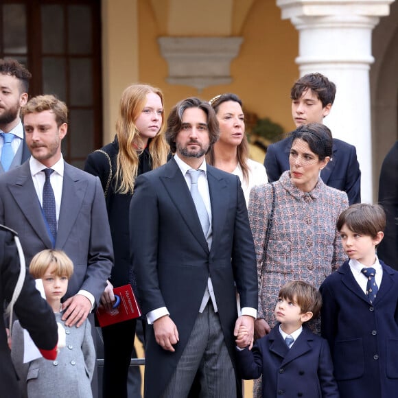 Pierre Casiraghi, Dimitri Rassam, Charlotte Casiraghi, Balthazar Rassam, Raphaël Elmaleh - La famille princière de Monaco dans la cour du palais lors de la Fête Nationale de la principauté de Monaco le 19 novembre 2022. © Dominique Jacovides / Bruno Bebert / Bestimage 