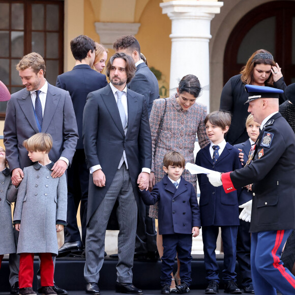 Pierre Casiraghi, ses enfants Francesco et Stefano, Dimitri Rassam, Charlotte Casiraghi, Balthazar Rassam et Raphaël Elmaleh - La famille princière de Monaco dans la cour du palais lors de la Fête Nationale de la principauté de Monaco le 19 novembre 2022. © Dominique Jacovides / Bruno Bebert / Bestimage 