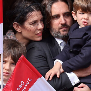 Raphaël Elmaleh, Charlotte Casiraghi, Dimitri Rassam et leur fils Balthazar Rassam - La famille princière au balcon du palais lors de la Fête Nationale de la principauté de Monaco le 19 novembre 2022. © Dominique Jacovides / Bruno Bebert / Bestimage