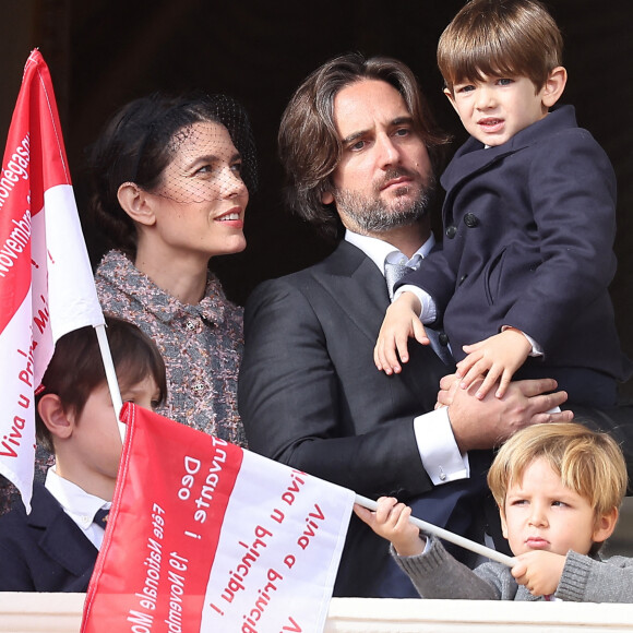 Raphaël Elmaleh, Charlotte Casiraghi, Dimitri Rassam et leur fils Balthazar Rassam - La famille princière au balcon du palais lors de la Fête Nationale de la principauté de Monaco le 19 novembre 2022. © Dominique Jacovides / Bruno Bebert / Bestimage