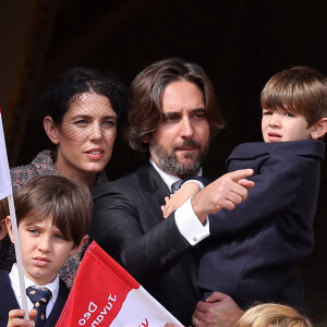 Raphaël Elmaleh, Charlotte Casiraghi, Dimitri Rassam et leur fils Balthazar Rassam - La famille princière au balcon du palais lors de la Fête Nationale de la principauté de Monaco. © Dominique Jacovides / Bruno Bebert / Bestimage