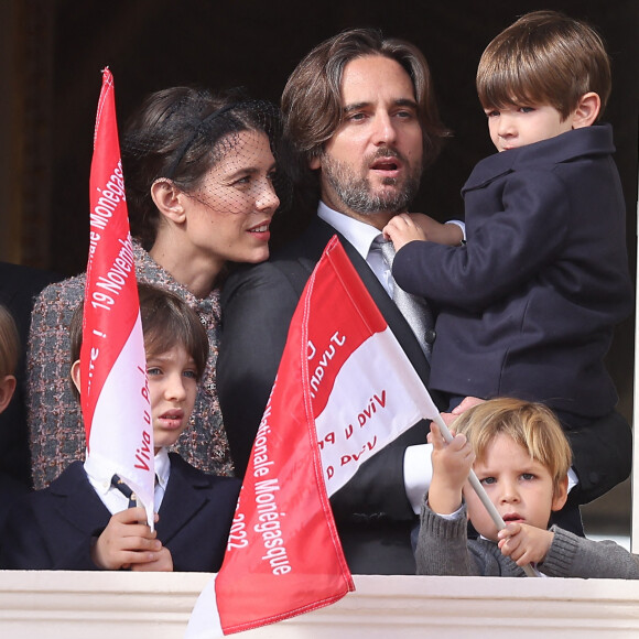 Raphaël Elmaleh, Charlotte Casiraghi, Dimitri Rassam et leur fils Balthazar Rassam - La famille princière au balcon du palais lors de la Fête Nationale de la principauté de Monaco le 19 novembre 2022. © Dominique Jacovides / Bruno Bebert / Bestimage