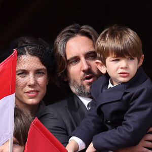 Raphaël Elmaleh, Charlotte Casiraghi, Dimitri Rassam et leur fils Balthazar Rassam - La famille princière au balcon du palais lors de la Fête Nationale de la principauté de Monaco le 19 novembre 2022. © Dominique Jacovides / Bruno Bebert / Bestimage