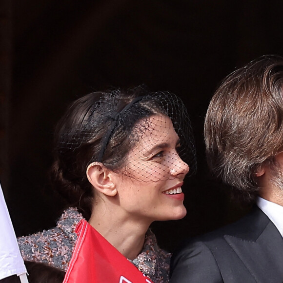 Raphaël Elmaleh, Charlotte Casiraghi, Dimitri Rassam et leur fils Balthazar Rassam - La famille princière au balcon du palais lors de la Fête Nationale de la principauté de Monaco le 19 novembre 2022. © Dominique Jacovides / Bruno Bebert / Bestimage