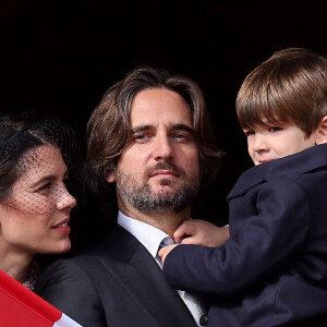 Raphaël Elmaleh, Charlotte Casiraghi, Dimitri Rassam et leur fils Balthazar Rassam - La famille princière au balcon du palais lors de la Fête Nationale de la principauté de Monaco le 19 novembre 2022. © Dominique Jacovides / Bruno Bebert / Bestimage