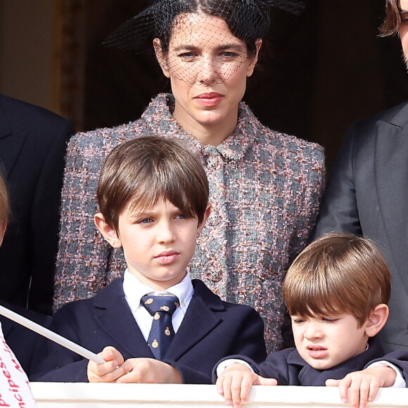 Raphaël Elmaleh, Charlotte Casiraghi, Dimitri Rassam et leur fils Balthazar Rassam - La famille princière au balcon du palais lors de la Fête Nationale de la principauté de Monaco le 19 novembre 2022. © Dominique Jacovides / Bruno Bebert / Bestimage