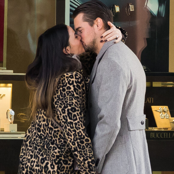 Exclusif - Capucine Anav et son compagnon Victor sont allés choisir leurs alliances pour leur futur mariage, à la bijouterie Galeries Lafayette - Royal Quartz Paris rue Royal à Paris, France, le 7 février 2022. 