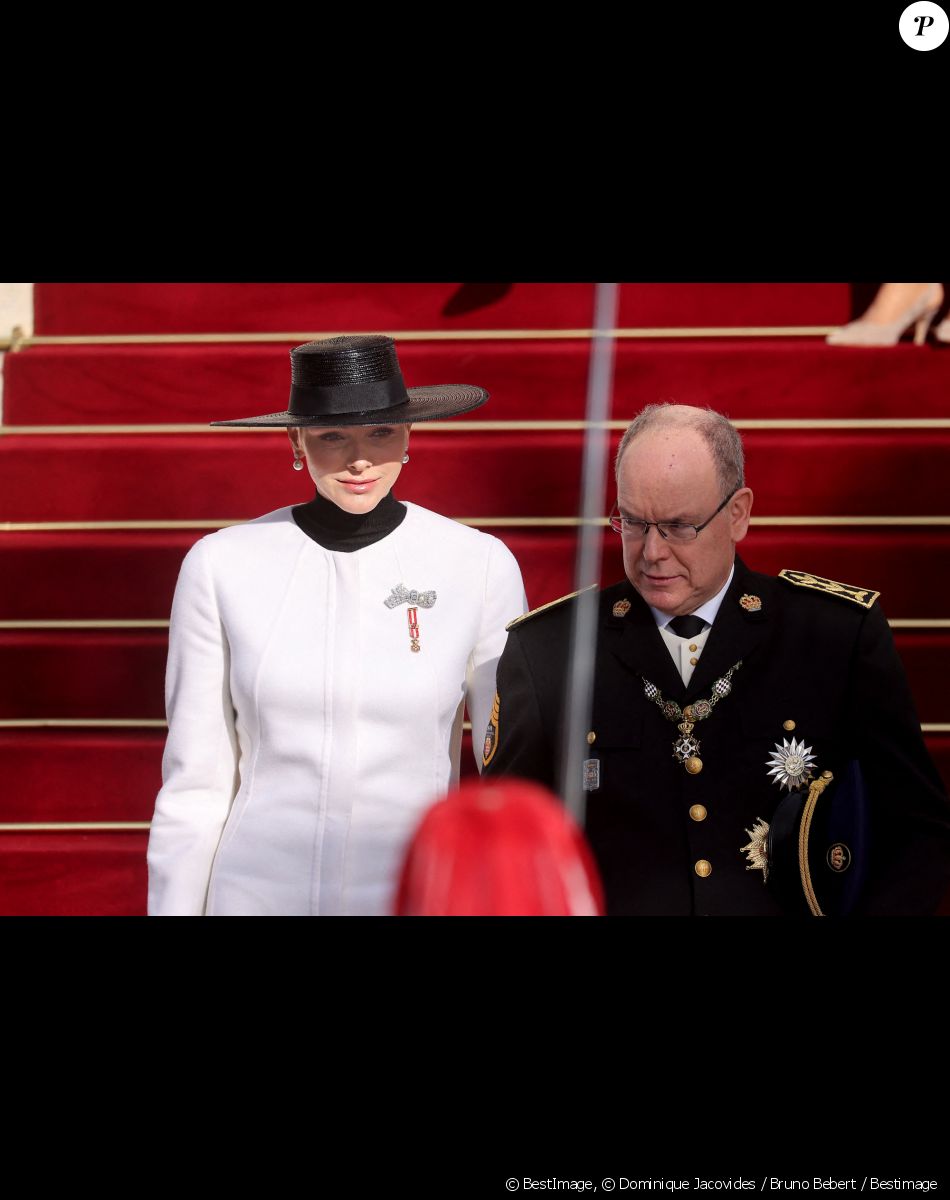 Le prince Albert II de Monaco, la princesse Charlene - Sorties de la cathédrale Notre-Dame-Immaculée de Monaco pour la messe lors de la Fête Nationale de la principauté de Monaco le 19 novembre 2022. © Dominique Jacovides / Bruno Bebert / Bestimage