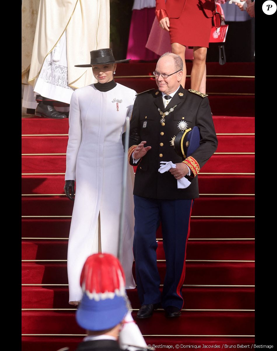 Le prince Albert II de Monaco, la princesse Charlene - Sorties de la cathédrale Notre-Dame-Immaculée de Monaco pour la messe lors de la Fête Nationale de la principauté de Monaco le 19 novembre 2022. © Dominique Jacovides / Bruno Bebert / Bestimage
