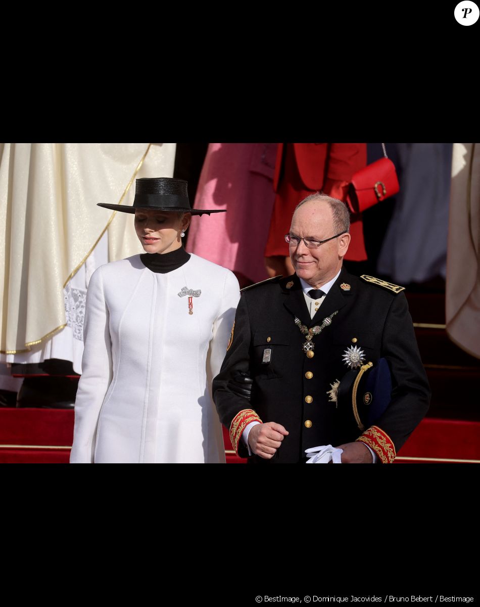 Le prince Albert II de Monaco, la princesse Charlene - Sorties de la cathédrale Notre-Dame-Immaculée de Monaco pour la messe lors de la Fête Nationale de la principauté de Monaco le 19 novembre 2022. © Dominique Jacovides / Bruno Bebert / Bestimage