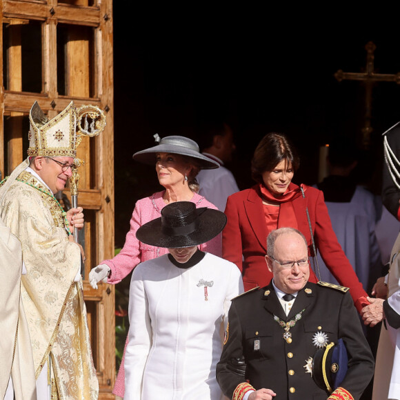 La princesse Caroline de Hanovre, la princesse Stéphanie, la princesse Charlene et le prince Albert II de Monaco - Sorties de la cathédrale Notre-Dame-Immaculée de Monaco pour la messe lors de la Fête Nationale de la principauté de Monaco le 19 novembre 2022. © Dominique Jacovides / Bruno Bebert / Bestimage