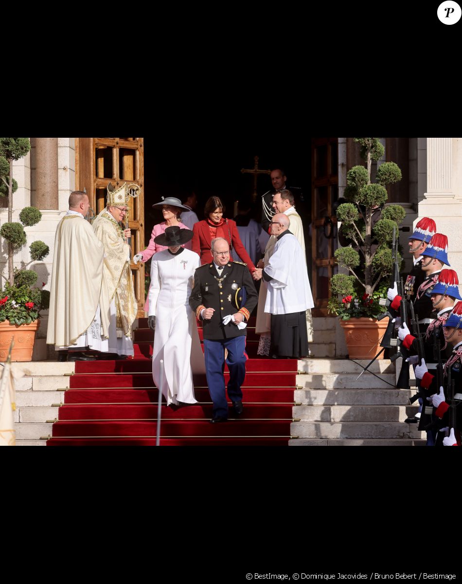 La princesse Caroline de Hanovre, la princesse Stéphanie, la princesse Charlene et le prince Albert II de Monaco - Sorties de la cathédrale Notre-Dame-Immaculée de Monaco pour la messe lors de la Fête Nationale de la principauté de Monaco le 19 novembre 2022. © Dominique Jacovides / Bruno Bebert / Bestimage
