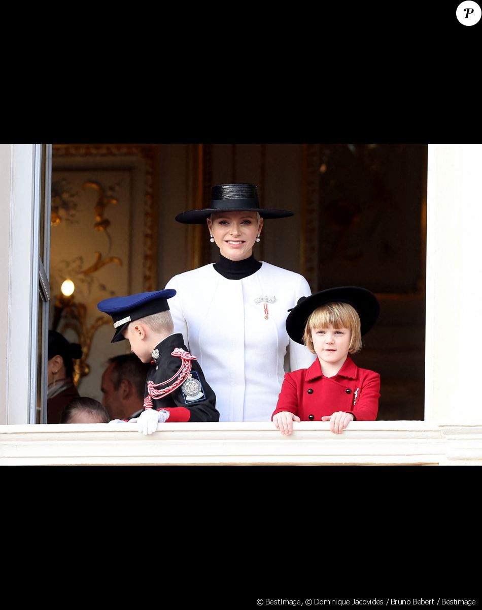 La princesse Charlene de Monaco et ses enfants Le prince Jacques de Monaco, marquis des Baux et La princesse Gabriella de Monaco, comtesse de Carladès - La famille princière au balcon du palais lors de la Fête Nationale de la principauté de Monaco le 19 novembre 2022. © Dominique Jacovides / Bruno Bebert / Bestimage