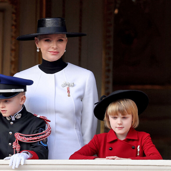 La princesse Charlene de Monaco et ses enfants Le prince Jacques de Monaco, marquis des Baux et La princesse Gabriella de Monaco, comtesse de Carladès - La famille princière au balcon du palais lors de la Fête Nationale de la principauté de Monaco le 19 novembre 2022. © Dominique Jacovides / Bruno Bebert / Bestimage