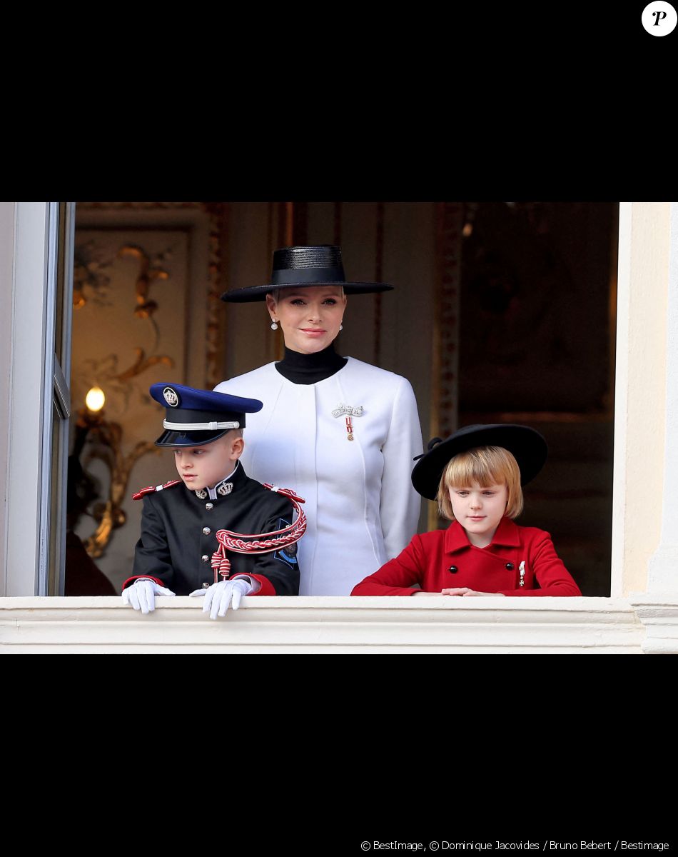 La princesse Charlene de Monaco et ses enfants Le prince Jacques de Monaco, marquis des Baux et La princesse Gabriella de Monaco, comtesse de Carladès - La famille princière au balcon du palais lors de la Fête Nationale de la principauté de Monaco le 19 novembre 2022. © Dominique Jacovides / Bruno Bebert / Bestimage