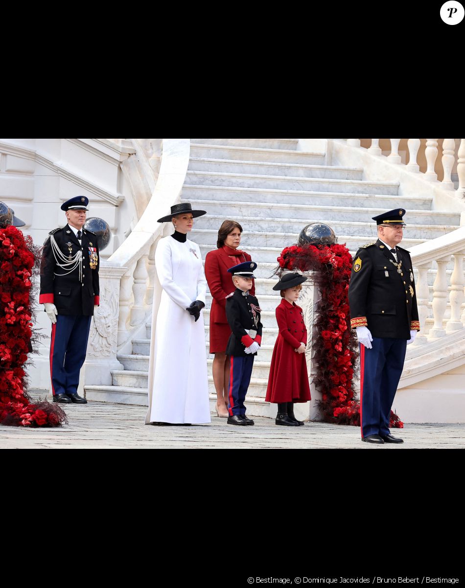 La princesse Charlène de Monaco, La princesse Stéphanie de Monaco , Le prince Jacques de Monaco, marquis des Baux, La princesse Gabriella de Monaco, comtesse de Carladès, le prince Albert II - La famille princière de Monaco dans la cour du palais lors de la Fête Nationale de la principauté de Monaco le 19 novembre 2022. © Dominique Jacovides / Bruno Bebert / Bestimage