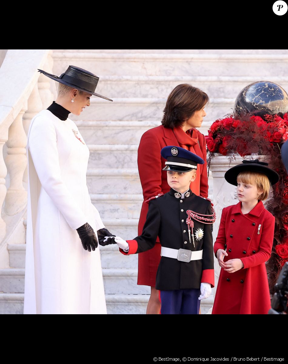 La princesse Charlène de Monaco, Le prince Jacques de Monaco, marquis des Baux, La princesse Gabriella de Monaco, comtesse de Carladès - La famille princière de Monaco dans la cour du palais lors de la Fête Nationale de la principauté de Monaco le 19 novembre 2022. © Dominique Jacovides / Bruno Bebert / Bestimage