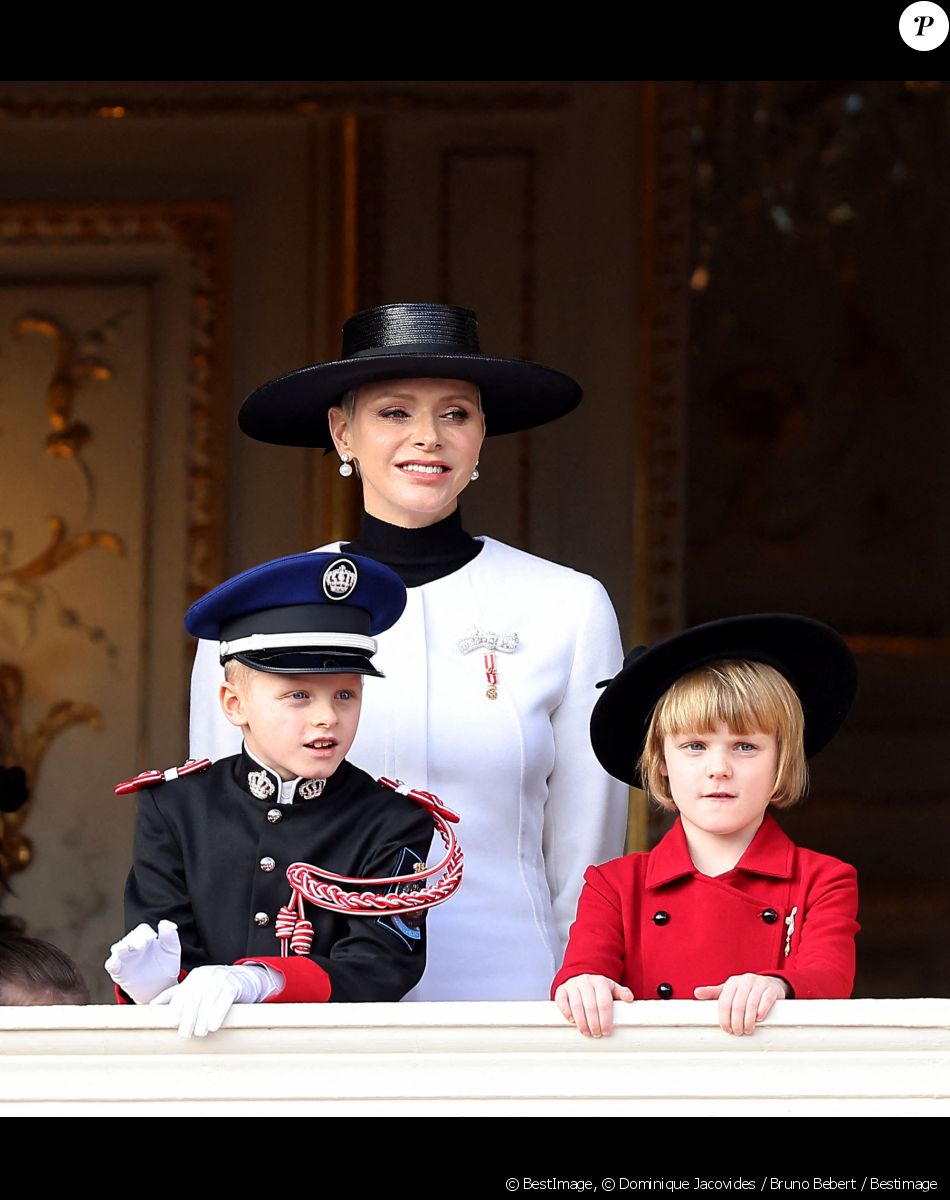 La princesse Charlene de Monaco et ses enfants Le prince Jacques de Monaco, marquis des Baux et La princesse Gabriella de Monaco, comtesse de Carladès - La famille princière au balcon du palais lors de la Fête Nationale de la principauté de Monaco le 19 novembre 2022. © Dominique Jacovides / Bruno Bebert / Bestimage