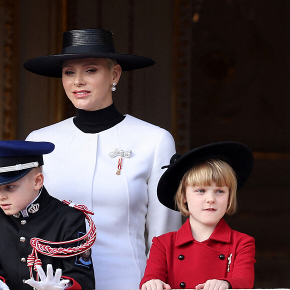 La princesse Charlene de Monaco et ses enfants Le prince Jacques de Monaco, marquis des Baux et La princesse Gabriella de Monaco, comtesse de Carladès - La famille princière au balcon du palais lors de la Fête Nationale de la principauté de Monaco le 19 novembre 2022. © Dominique Jacovides / Bruno Bebert / Bestimage