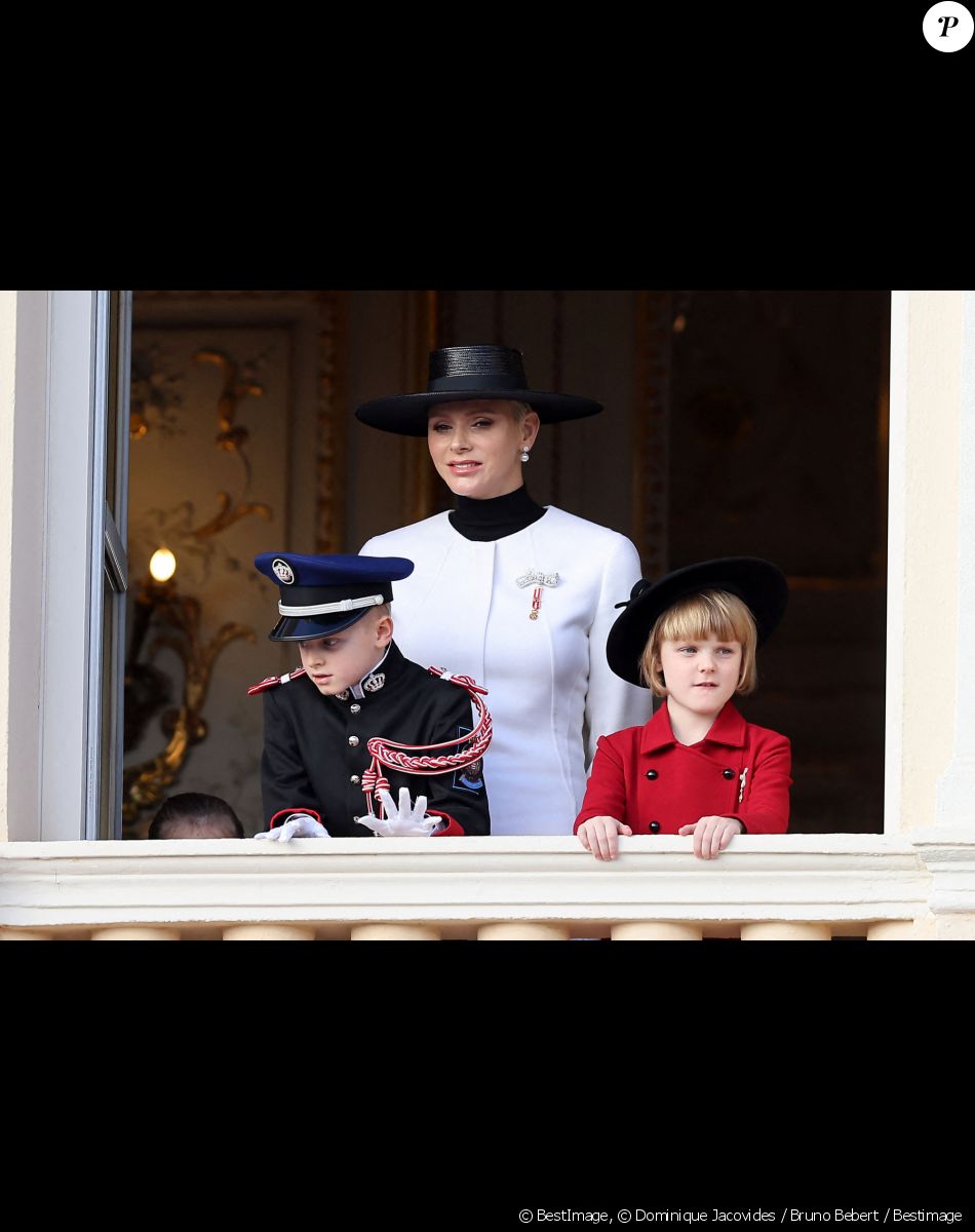 La princesse Charlene de Monaco et ses enfants Le prince Jacques de Monaco, marquis des Baux et La princesse Gabriella de Monaco, comtesse de Carladès - La famille princière au balcon du palais lors de la Fête Nationale de la principauté de Monaco le 19 novembre 2022. © Dominique Jacovides / Bruno Bebert / Bestimage