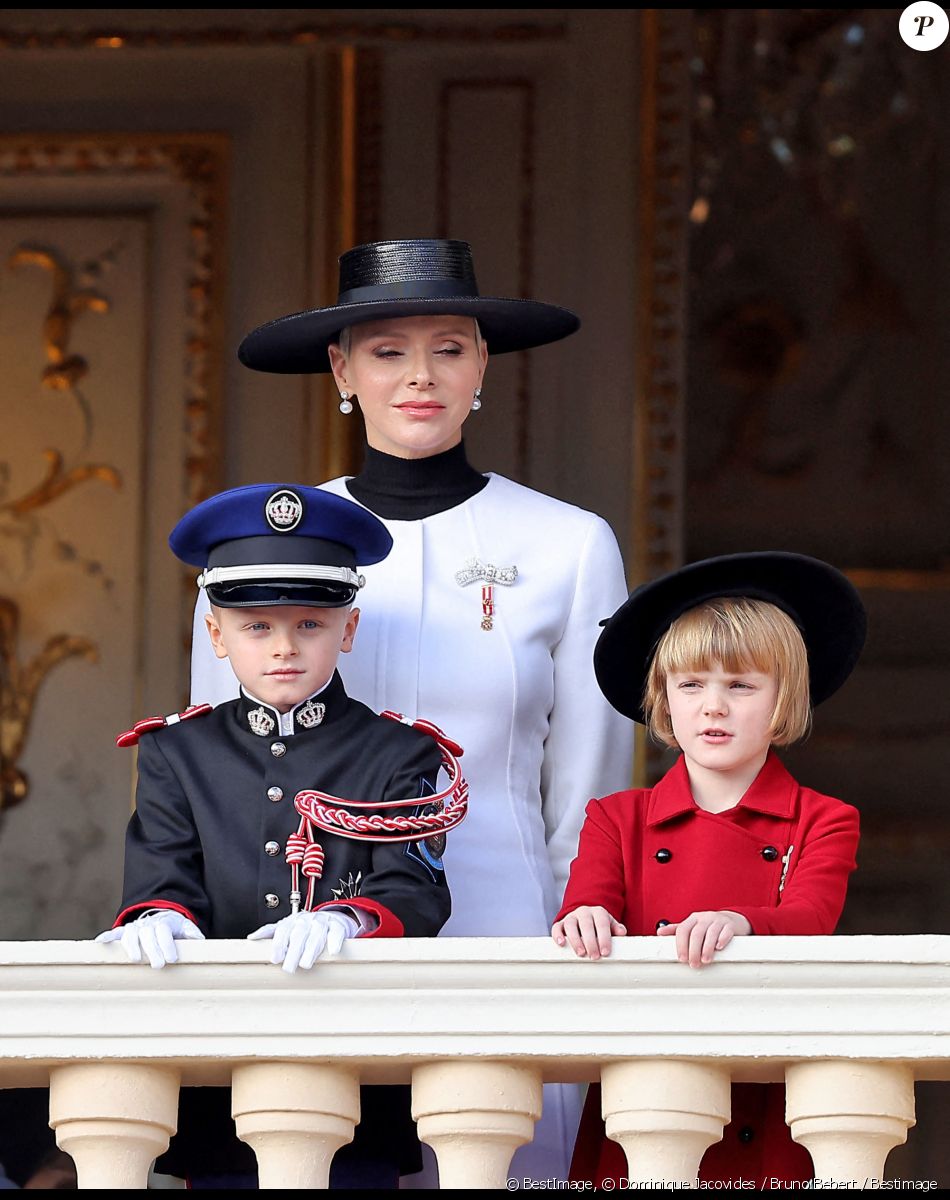 La princesse Charlene de Monaco et ses enfants Le prince Jacques de Monaco, marquis des Baux et La princesse Gabriella de Monaco, comtesse de Carladès - La famille princière au balcon du palais lors de la Fête Nationale de la principauté de Monaco le 19 novembre 2022. © Dominique Jacovides / Bruno Bebert / Bestimage