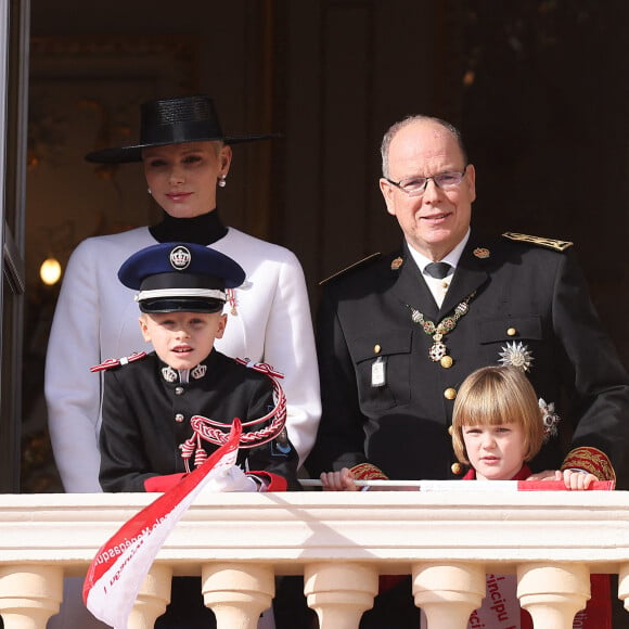 Le prince Albert II de Monaco, Le prince Jacques de Monaco, marquis des Baux, La princesse Gabriella de Monaco, comtesse de Carladès, La princesse Charlène de Monaco - La famille princière au balcon du palais lors de la Fête Nationale de la principauté de Monaco le 19 novembre 2022. © Dominique Jacovides / Bruno Bebert / Bestimage