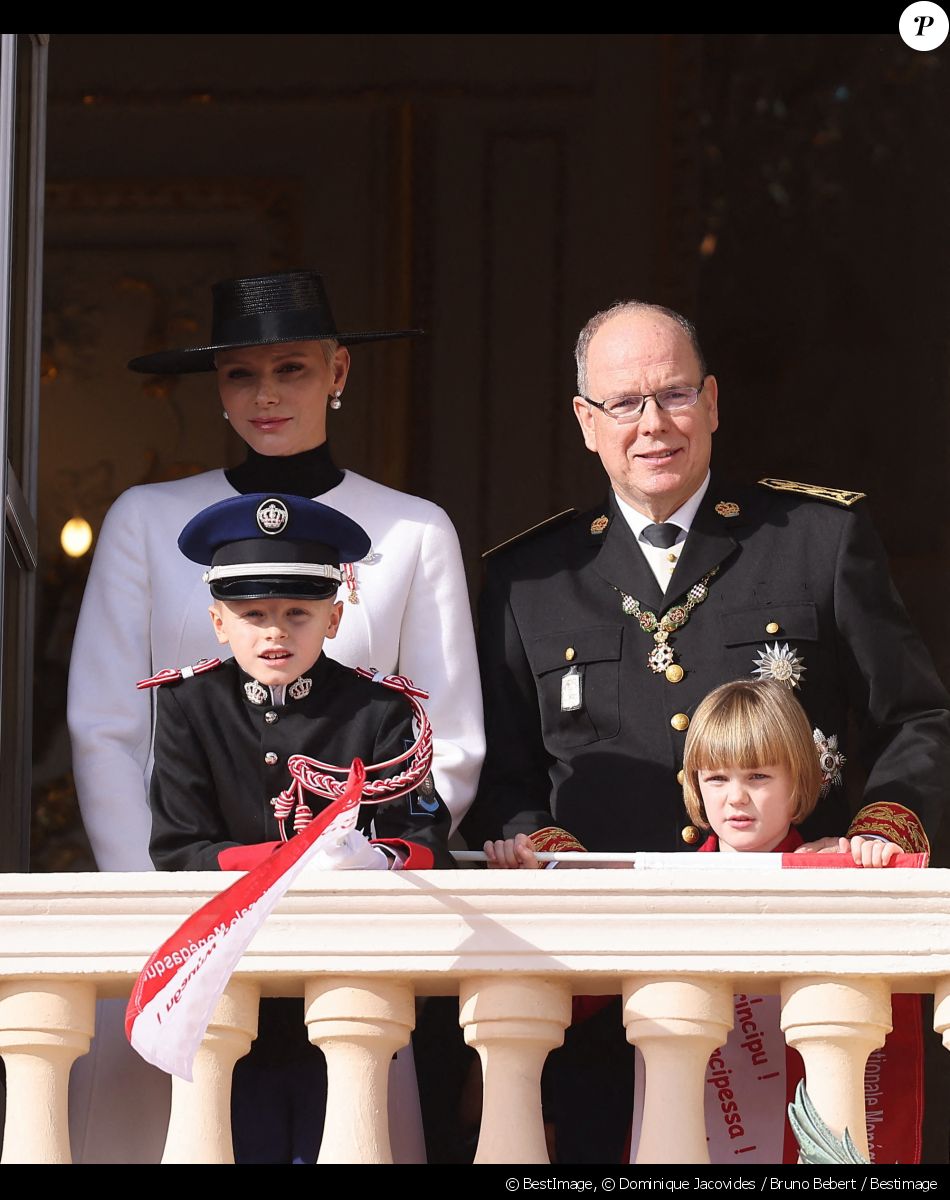 Le prince Albert II de Monaco, Le prince Jacques de Monaco, marquis des Baux, La princesse Gabriella de Monaco, comtesse de Carladès, La princesse Charlène de Monaco - La famille princière au balcon du palais lors de la Fête Nationale de la principauté de Monaco le 19 novembre 2022. © Dominique Jacovides / Bruno Bebert / Bestimage