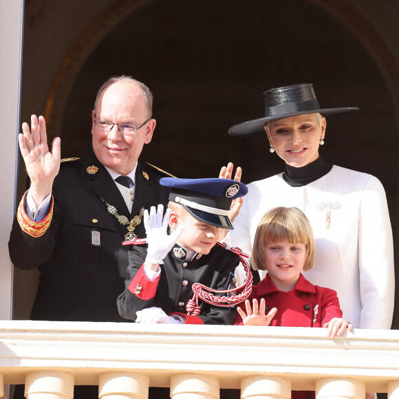 Le prince Albert II de Monaco, Le prince Jacques de Monaco, marquis des Baux, La princesse Gabriella de Monaco, comtesse de Carladès, La princesse Charlène de Monaco - La famille princière au balcon du palais lors de la Fête Nationale de la principauté de Monaco le 19 novembre 2022. © Dominique Jacovides / Bruno Bebert / Bestimage